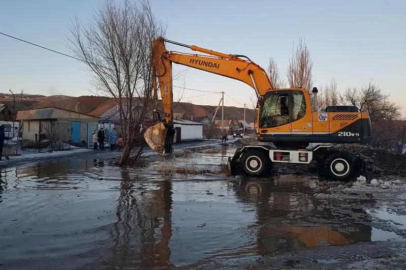 Перелив талых вод перекрыл дорогу к одному из костанайских сёл