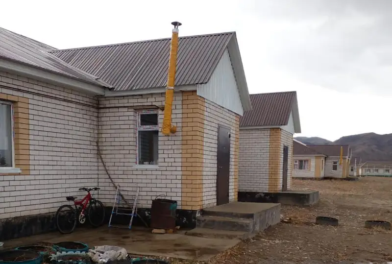 Многодетные мамы в Зайсане жалуются на качество построенного для них жилья