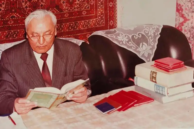 قىتايدا قازاق عالىمى قۇراستىرعان ءۇش تىلدەگى حيميا سوزدىگى باسپادان شىقتى - شەتەلدەگى قازاقءتىلدى ب ا ق- قا شولۋ