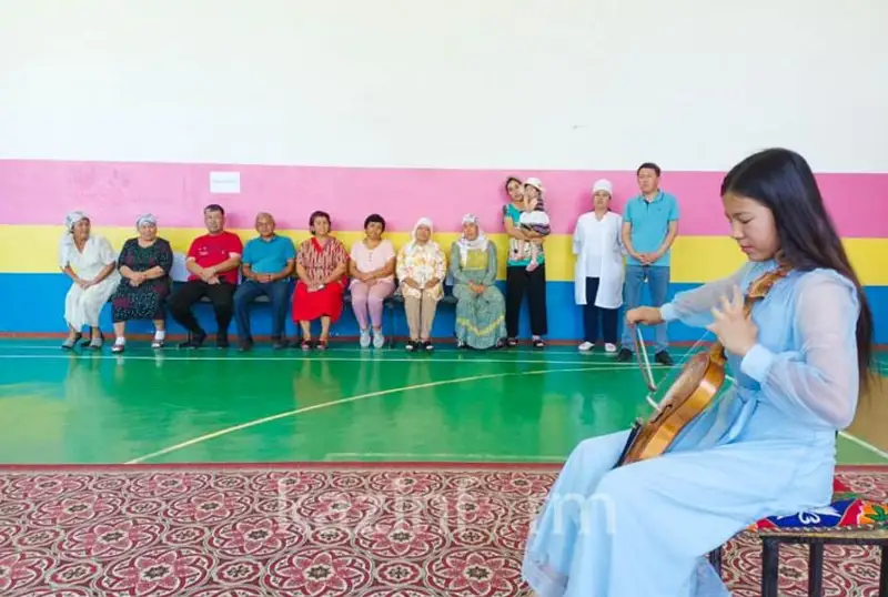 Saýranda naýqanǵa qatysýshylar qobyzshy qyzdyń ónerin tamashalady