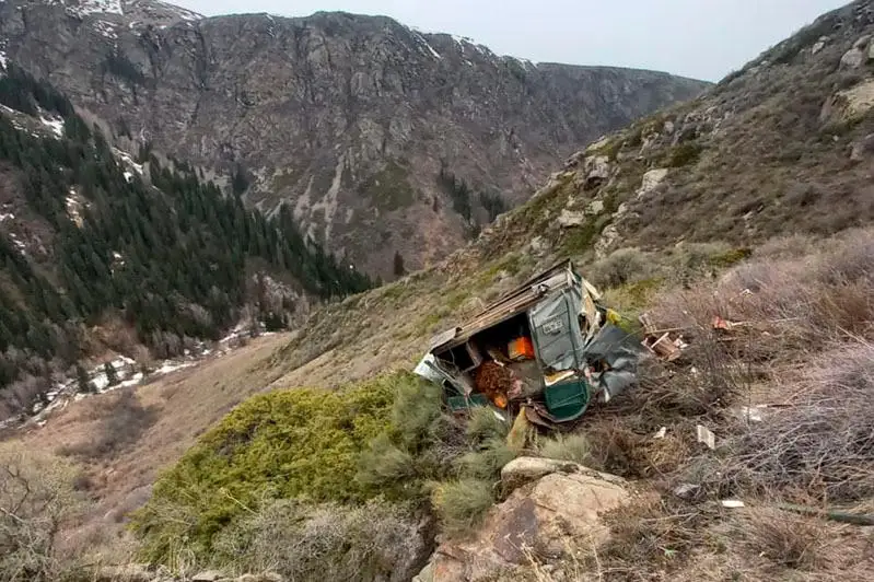 Мужчина погиб при срыве грузовика в ущелье в Алматинской области