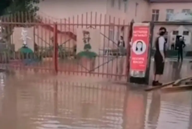 Спасатели сообщают о снижении уровня воды на улицах Жанаозена