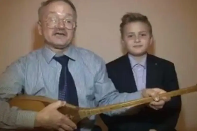 اتىراۋلىق يۋري اتانسوۆ قازاق حالقىنا دومبىرامەن ءان ارنادى