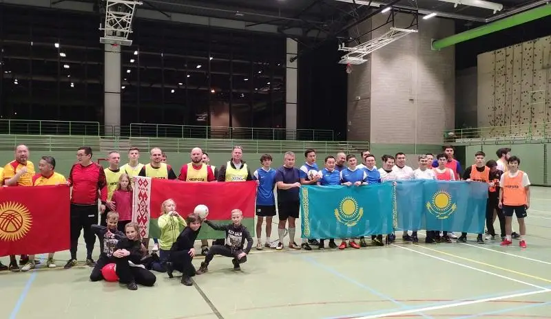 Сотрудники посольства и студенты Казахстана в Бельгии приняли участие в турнире по мини-футболу