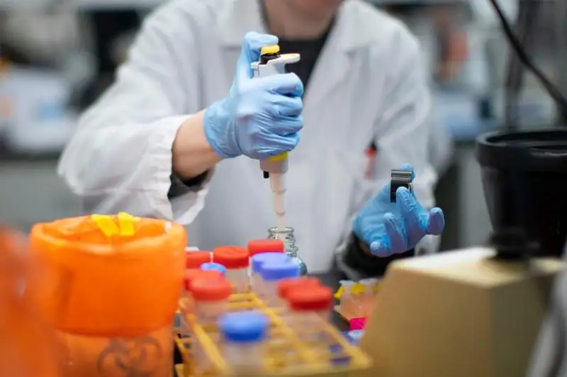 كوروناۆيرۋستان ۆاكسينا ازىرلەۋ اكسياسىنىڭ العاشقى كۇنى 7 ميلليارد ەۋرو جينالدى