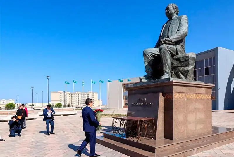Алихан Смаилов возложил цветы к памятнику Абишу Кекильбаеву