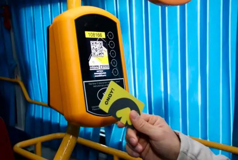 Наклейки с QR-кодом для оплаты проезда появились в общественном транспорте Караганды