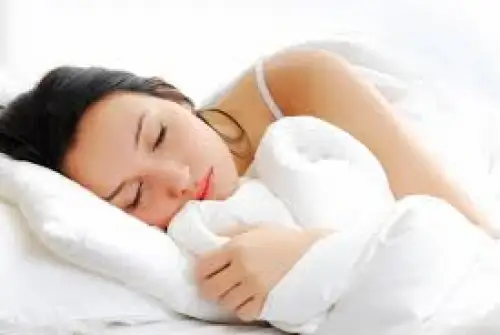 ۇيىقتاپ جاتىپ سويلەۋدىڭ سەبەبى نەدە؟
