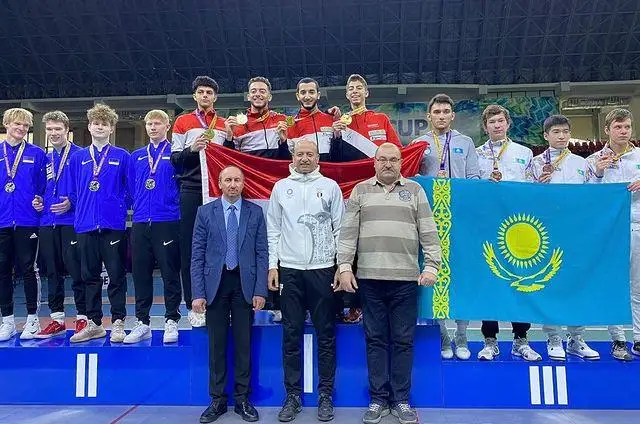 Командную бронзу завоевали казахстанские шпажисты на Кубке мира в Ташкенте