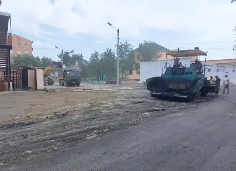 Túrkistanda «Kamaz» kóligi eski káriz qudyǵyna qulap ketti