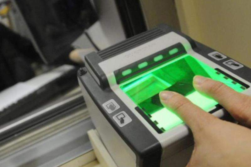 отпечатки пальцев. биометрический сканер. Idemia сканер. биометрический сканер отпечатков пальцев. оборудование для биометрии в аэропорту.