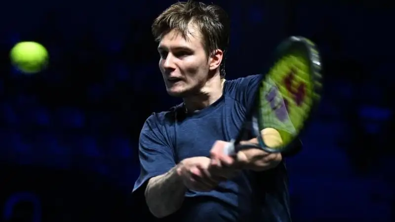 Теннисист Александр Бублик вышел в финал турнира во Франции