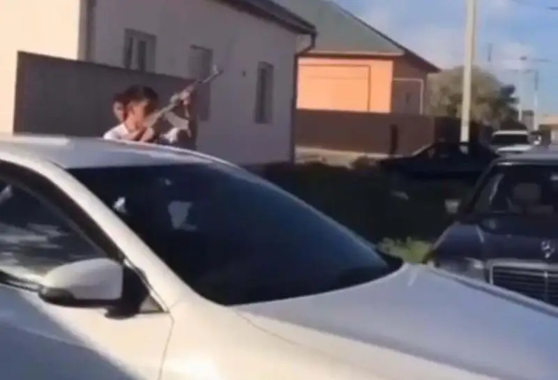 Qyzylordada toıda aýaǵa oq atqan jigitten qarý tárkilendi