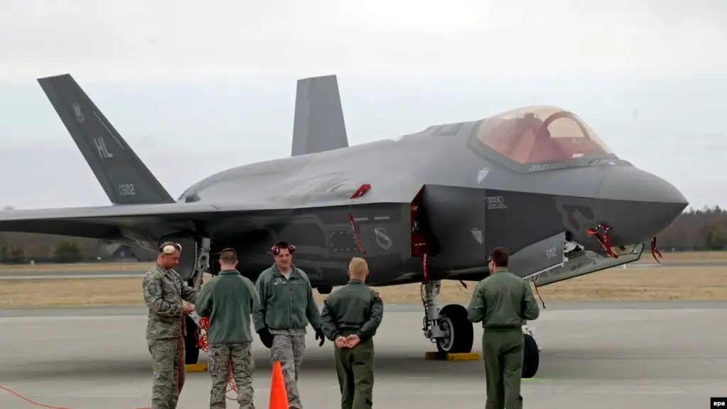 Эстонияның әуе базасында тұрған F-35 әскери ұшағы мен америкалық әскерилер. 25 сәуір 2017 жыл.