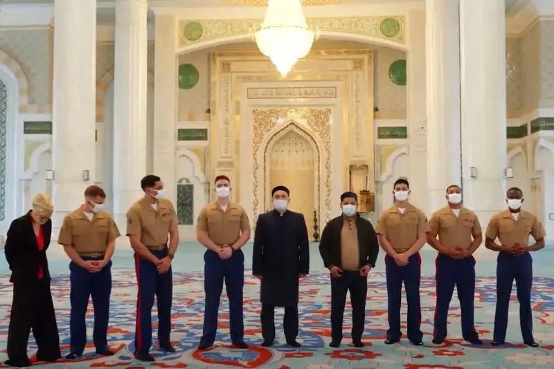 قازاقستانداعى ا ق ش ەلشىلىگى اۋىزاشارعا ارناپ شەلپەك، باۋىرساق ءپىسىرىپ تاراتتى - ۆيدەو