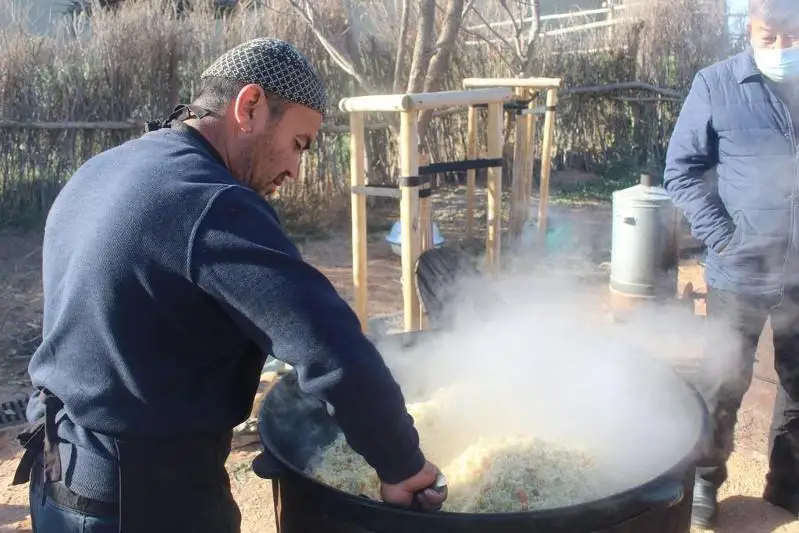 تۇركىستاندىقتار ەت اسىپ، پالاۋ دايىنداۋدان سايىستى