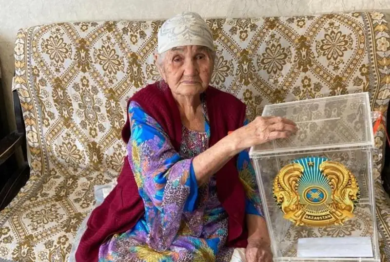 Aqtóbede soǵys ardageri úıinde otyryp daýys berdi