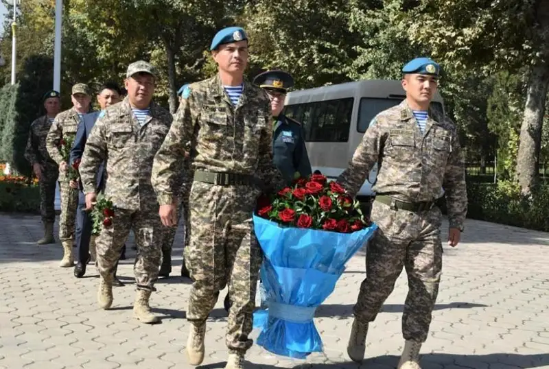 Qazaqstan áskerıleri tájik-aýǵan shekarasynda qaza tapqan jaýyngerler rýhyna taǵzym etti