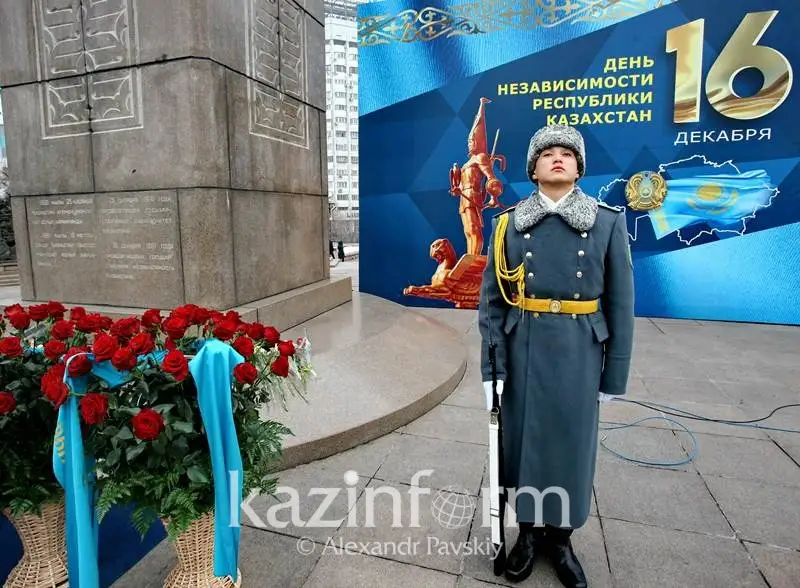 Алматылықтар Тәуелсіздік монументіне гүл шоқтарын қойды