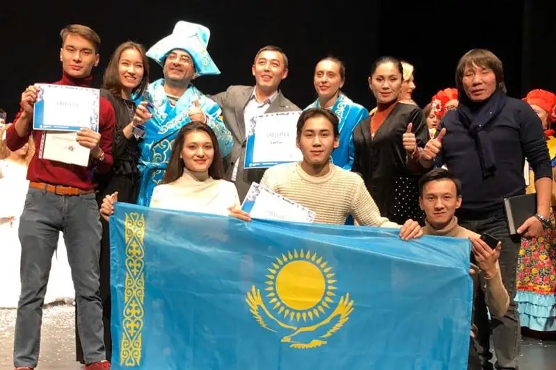 اتىراۋلىق جاس ارتىستەر قازاق ءتىلدى قويىلىممەن الەم ساحناسىن باعىندىردى
