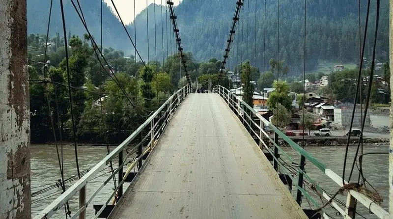 40 человек погибли при обрушении моста в Индии