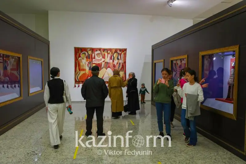 Чапан Абылай хана, сундуки и картины классиков представили в Нацмузее РК