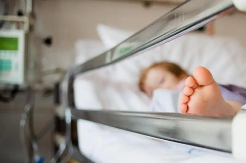 Oralda úshinshi qabattan qulap ketken 4 jasar bala aýrýhanaǵa jatqyzyldy