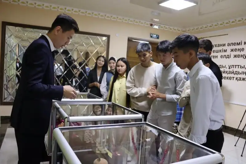 Артефакты из раскопок древних городищ показали на конференции в Таразе