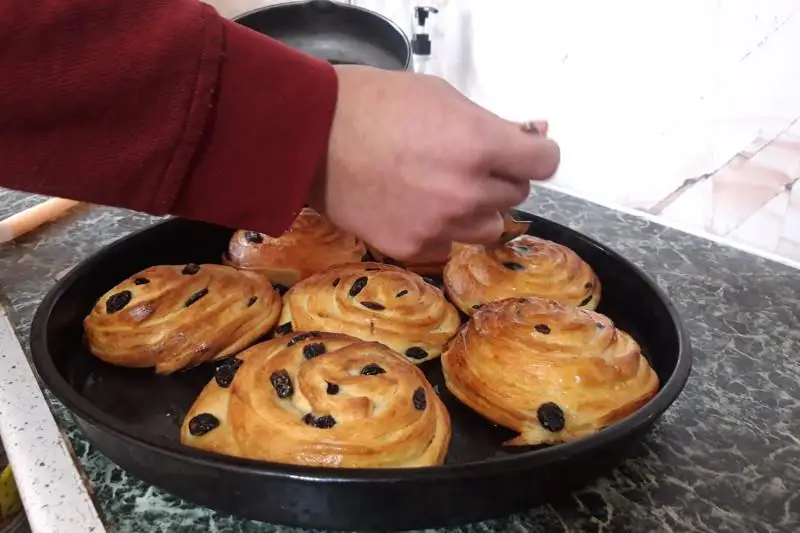 جاڭاوزەندە 13 جاستاعى وقۋشى ءتاتتى نان ونىمدەرىن دايىندايدى