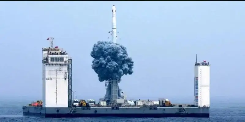 Китай отправил в космос два спутника с помощью ракеты-носителя с морской платформы