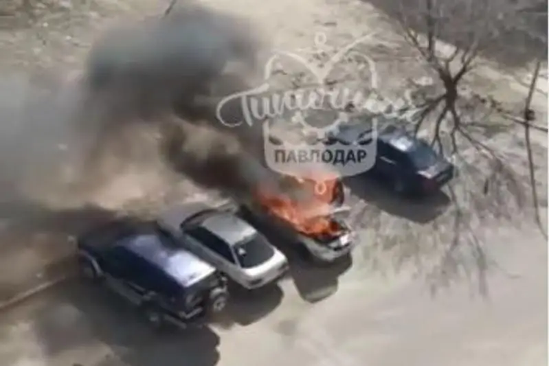 Автомобиль полностью сгорел во дворе павлодарской многоэтажки