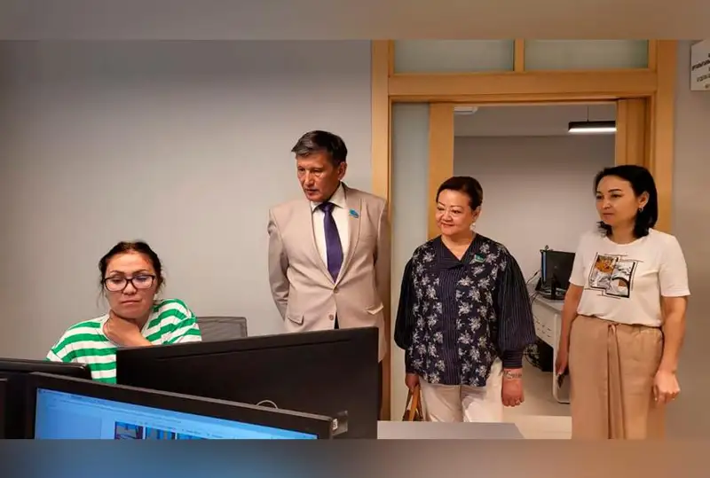 Депутаты Сената встретились с коллективом «Алматыкітап баспасы»