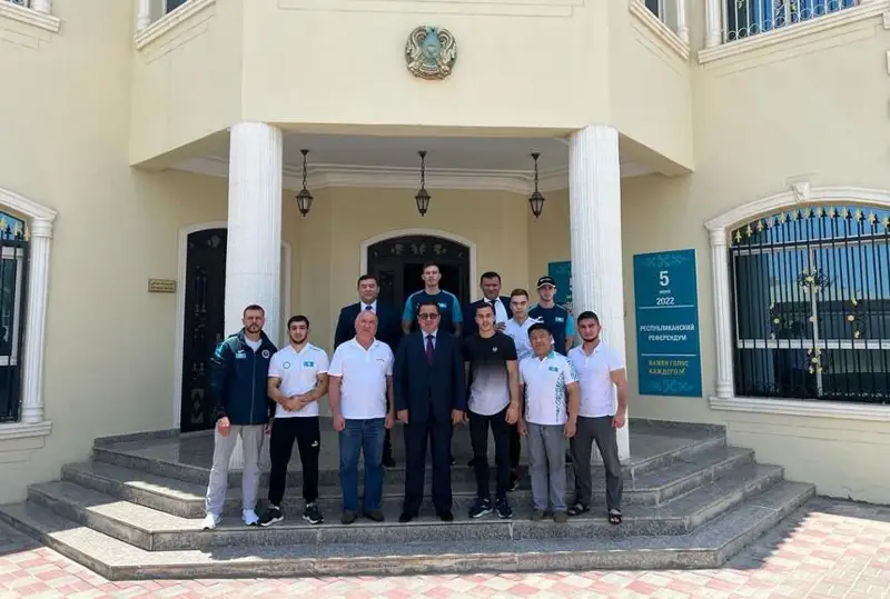 Казахстанские гимнасты проголосовали на референдуме в Катаре