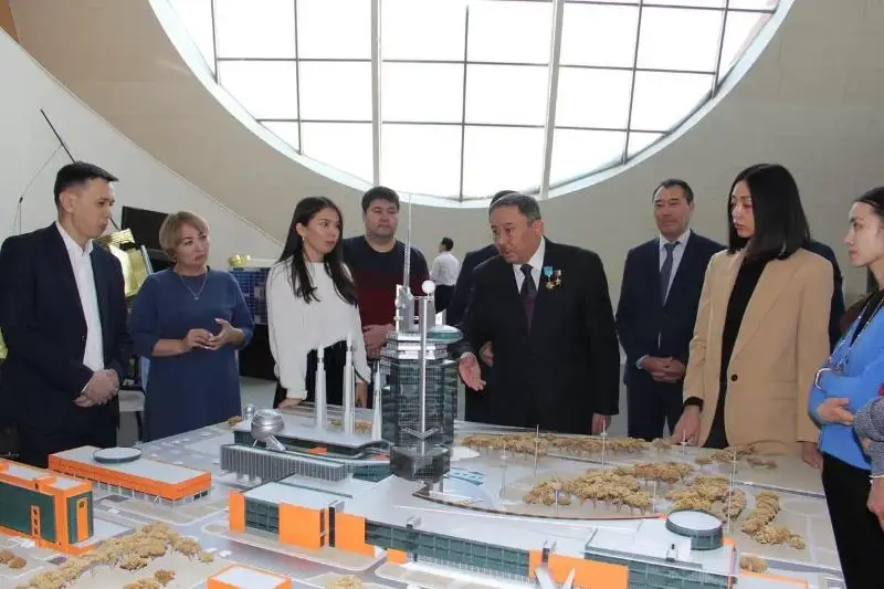 Talǵat Musabaev ǵarysh ortalyǵynyń qyzmetkerlerimen kezdesti
