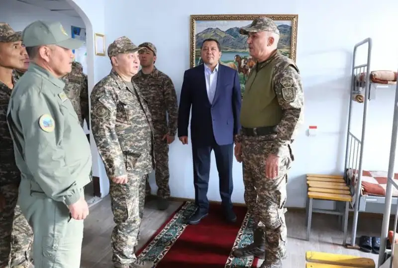 Комиссия во главе с министром обороны проверила воинские части в Актау