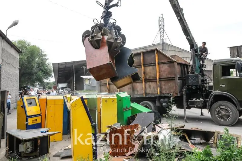 Незаконно установленные игровые автоматы уничтожили близ Алматы