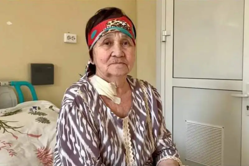 «Saýyǵyp shyǵasyz, áje!»: Atyraýlyq zeınetker ózin jigerlendirgen dárigerlerge alǵys aıtty