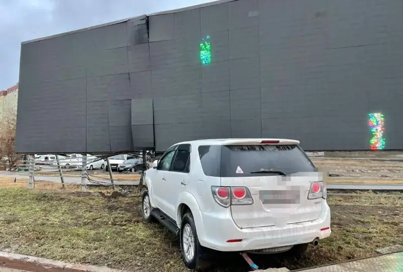 Девушка на внедорожнике наехала на LED-экран в Актобе