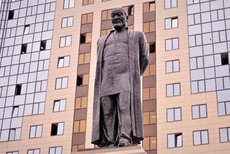 Представители интеллигенции возложили цветы к памятнику Абая в столице