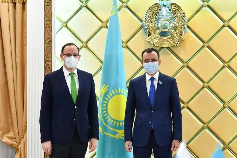 ماۋلەن اشىمبايەۆ قازاقستان مەن ە ق ى ۇ ىنتىماقتاستىعىن دامىتۋ ماسەلەلەرىن تالقىلادى