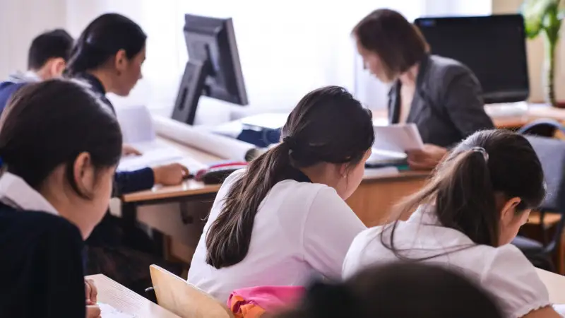 قازاقستاندىق مۇعالىمدەردىڭ ورتاشا جالاقىسى اتالدى