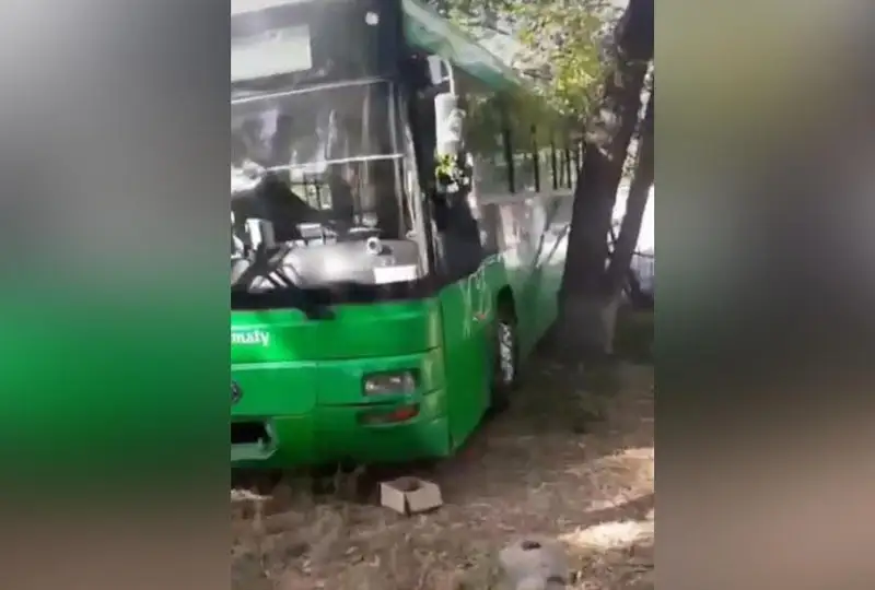 Водитель автобуса предотвратил катастрофу в Алматы и был награжден