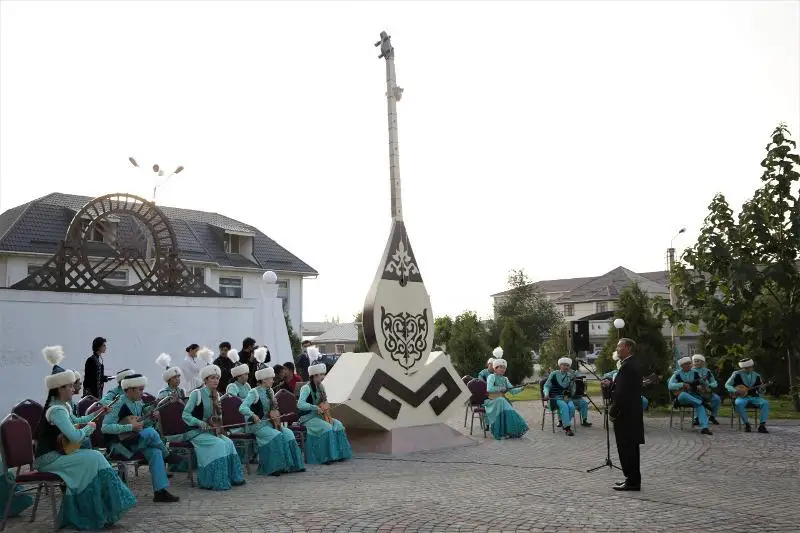 تارازدا بيىكتىگى 7,5 مەترلىك «دومبىرا» ەسكەرتكىشى ورناتىلدى