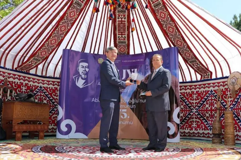 قازاقستان پرەزيدەنتى تۇرىك جازۋشىسىن «دوستىق» وردەنىمەن ماراپاتتادى