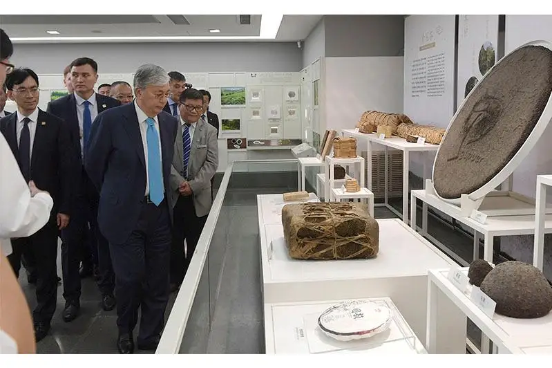 قاسىم- جومارت توقايەۆ حاڭجوۋداعى ۇلتتىق شاي مۋزەيىن ارالادى