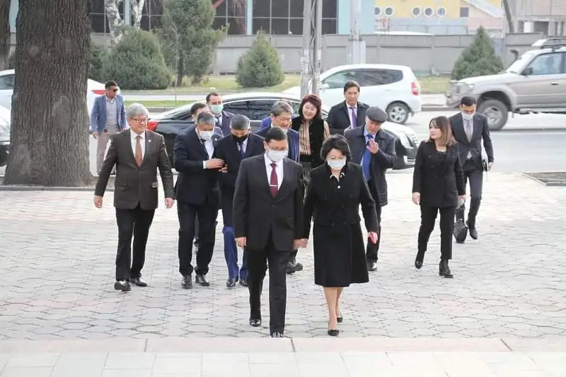 بىشكەكتە اقتوتى رايىمقۇلوۆا قىرعىزستاندىق ارىپتەسىمەن كەزدەستى