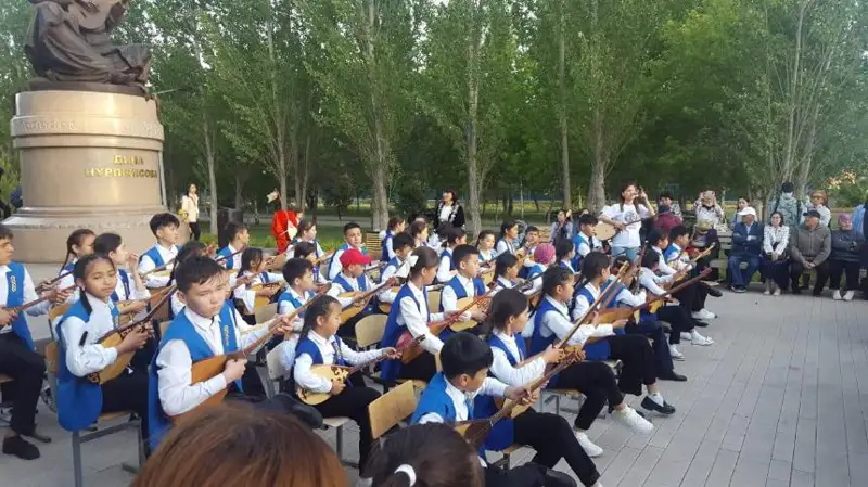 Dına Nurpeıisova eskertkishi aldynda balǵyn ónerpazdar kontsert qoıdy