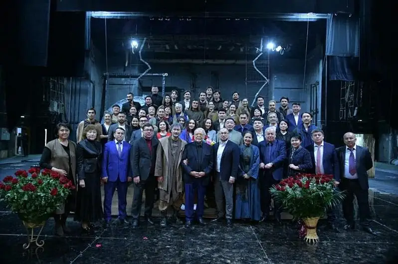 Teatrlarymyz zamanǵa saı túlep, jandanyp kele jatyr – Dáýren Abaev