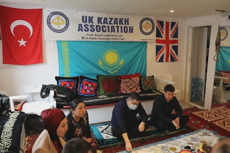 انگلياداعى قانداستارىمىز قازاق ءتىلىن ونلاين ۇيرەنىپ ءجۇر