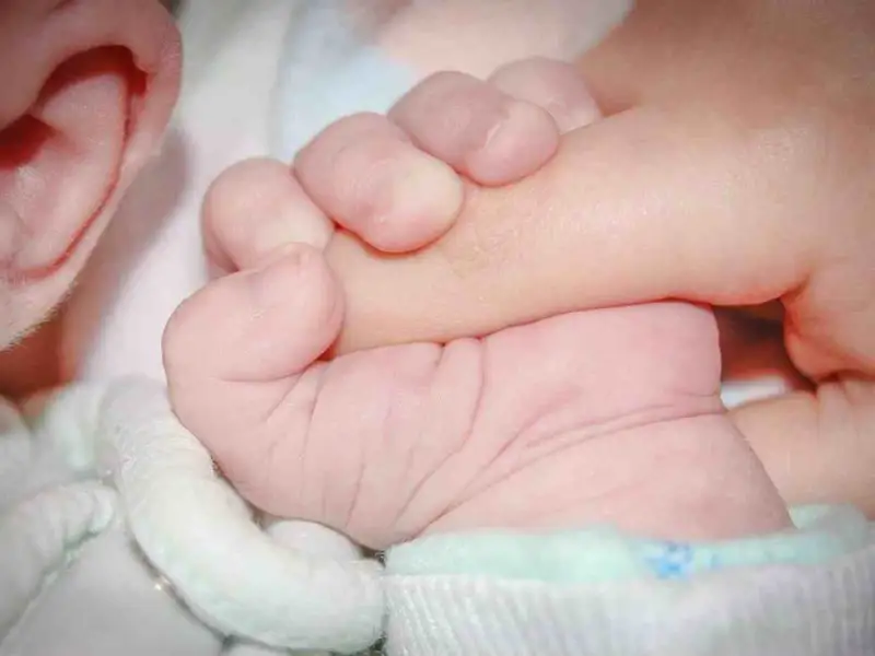 الەمدەگى ەڭ كارى انا: 75 جاستاعى اجەي تۇڭعىش بالاسىن ومىرگە اكەلدى